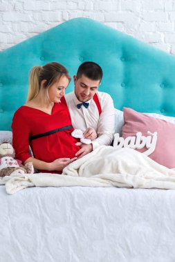 Çift yatakta yatarken