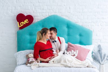 Çift yatakta yatarken