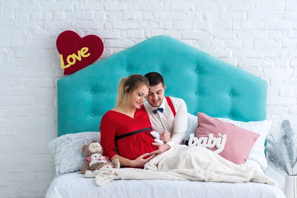 Par liggande på sängen — Stockfoto
