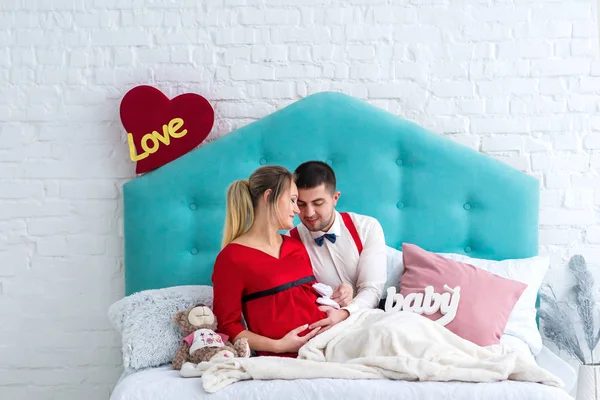 Çift yatakta yatarken