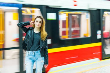 Yakındaki metro istasyonunda metro treninin kız