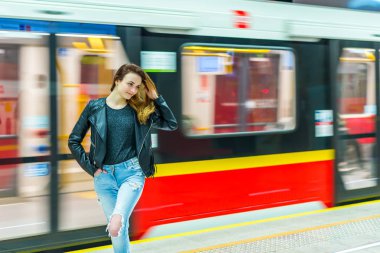 Yakındaki metro istasyonunda metro treninin kız