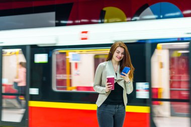 Kız yakınındaki metro treninin smartphone vasıl arıyorsunuz