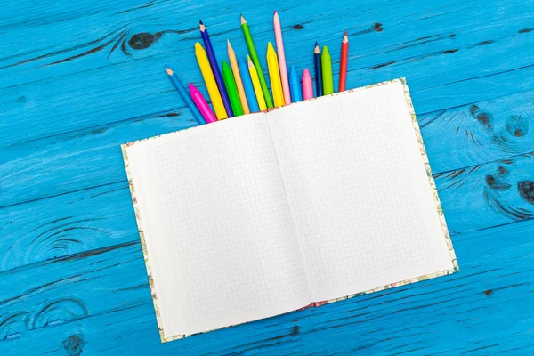 renkli kalemler ve not defteri. okul kavramı