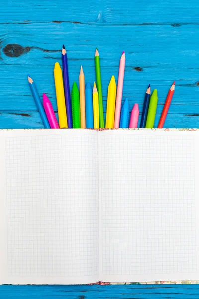 renkli kalemler ve not defteri. okul kavramı