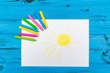 Boş beyaz kağıt kalemle çok renkli