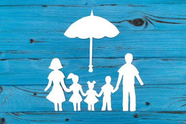 mavi arka plan üzerinde mutlu kağıt aile portre