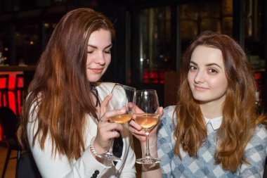 Yakın up restoranda beyaz şarap içme iki kadın arkadaş