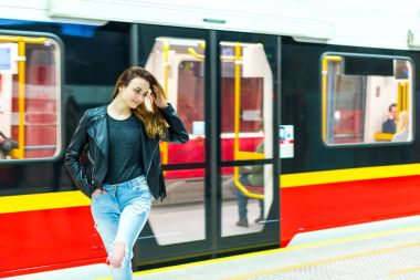 Yakındaki metro istasyonunda metro treninin kız