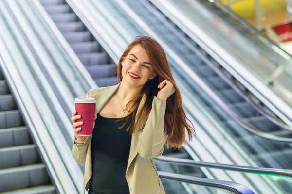 Das Mädchen Lächelt Und Hält Eine Tasse Kaffee Der Nähe — Stockfoto