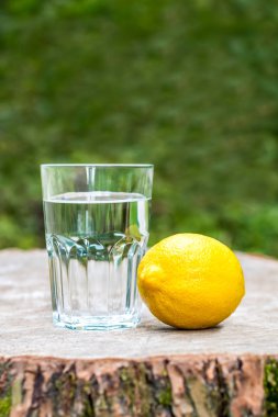 Bir bardak su ile limon