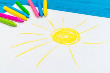 Boş beyaz kağıt kalemle çok renkli