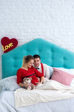 Çift yatakta yatarken