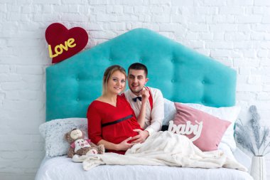 Çift yatakta yatarken