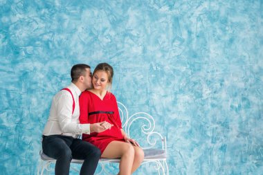 erkek ve kadın bir bankta