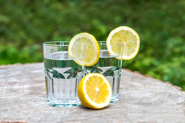 The slices of lemon on a two glasses of water — Stock Photo, Image