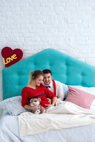 Çift yatakta yatarken