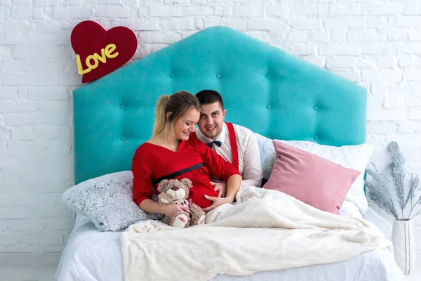 Çift yatakta yatarken