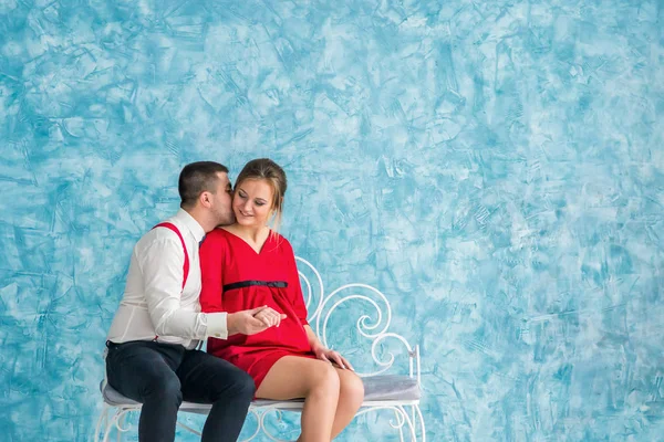 erkek ve kadın bir bankta