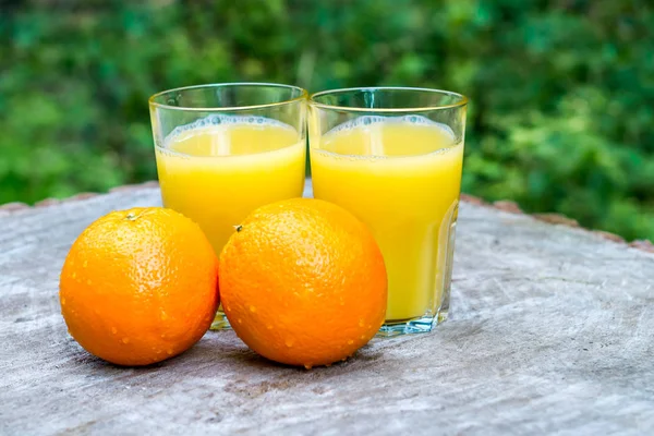 Fresh orange juice with oranges fruit outdoors — Stock Photo, Image