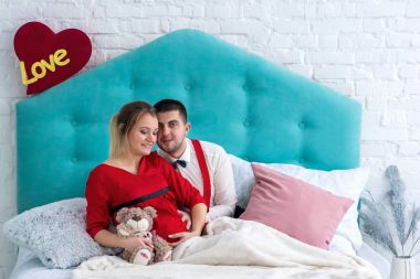 Çift yatakta yatarken