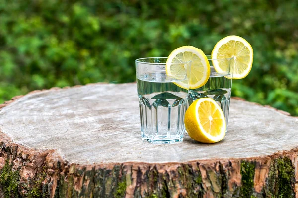 The slices of lemon on a two glasses of water — Stock Photo, Image