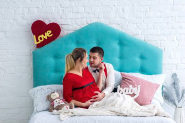 Çift yatakta yatarken