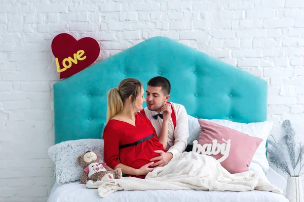 Çift yatakta yatarken