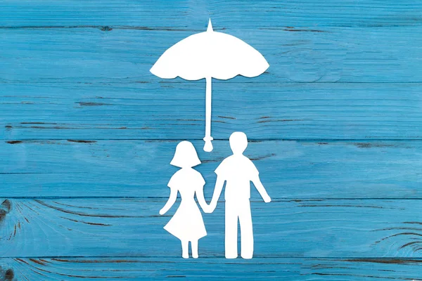 Nahaufnahme einer glücklichen Papierfamilie auf blauem Hintergrund — Stockfoto