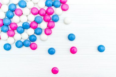 Üst sol çerçeve renkli çikolata kaplamalı şeker. Beyaz arka plan üzerinde izole