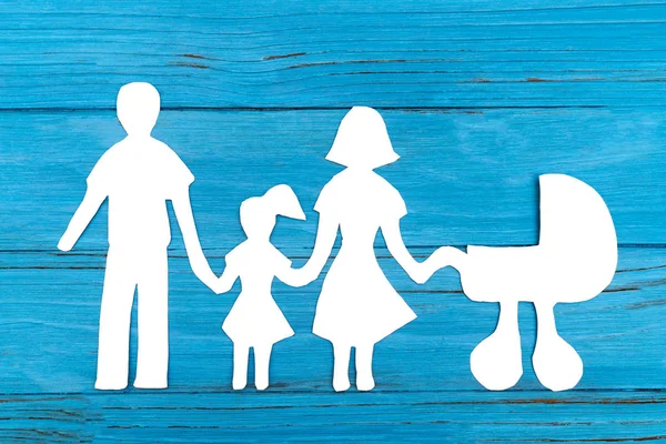 Papiersilhouette einer Familie mit Kinderwagen — Stockfoto