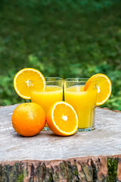 Jugo de naranja fresco con naranjas fruta al aire libre — Foto de Stock