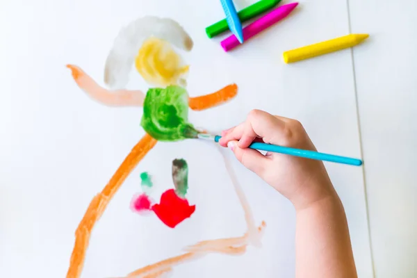 Niño Está Dibujando Con Pincel Con Pinturas Acrílicas Una Hoja — Foto de Stock