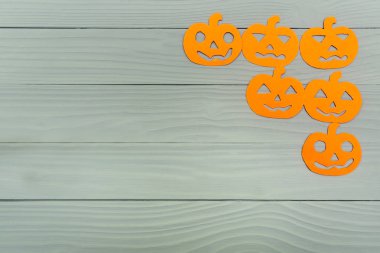 Farklı kabak kağıt siluetleri ile sağ köşesinde kare