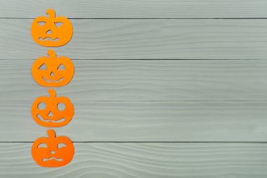 Dikey olarak yaptı dört farklı kabak kağıt silüeti