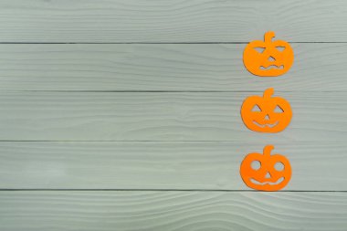 Üç farklı kabak silüeti doğru dikey olarak kağıt