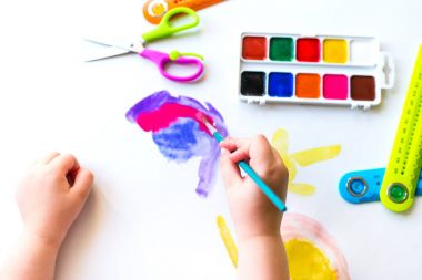 Çocuk suluboya ile çizim