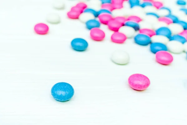 Цветные шоколадные конфеты — стоковое фото