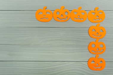 Farklı kabak kağıt siluetleri ile sağ köşesinde kare