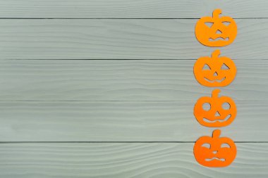 Dört farklı kabak silüeti doğru dikey olarak kağıt