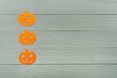 Dikey olarak yaptı üç farklı kabak kağıt silüeti