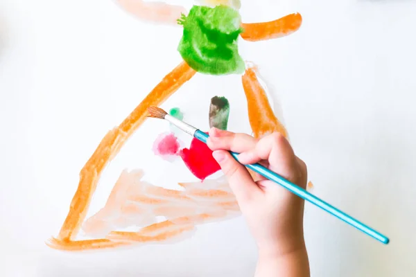 Das Kind Zeichnet Mit Einem Pinsel Mit Acrylfarben Auf Ein — Stockfoto