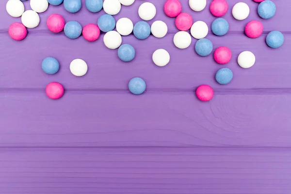 Цветные конфеты с шоколадом на деревянном фоне — стоковое фото