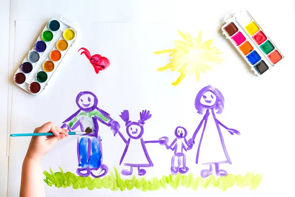 Childs mano dipinge schizzo della famiglia — Foto Stock
