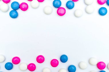 Ahşap arka plan üzerinde renkli Çikolata kaplamalı şeker