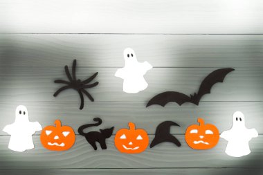 Cadılar Bayramı tatil arka plan üç pumpkins, kedi, örümcek, yarasalar, şapka ve üç hayaletler ile