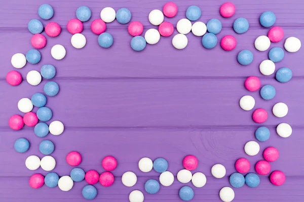 Ahşap arka plan üzerinde renkli Çikolata kaplamalı şeker