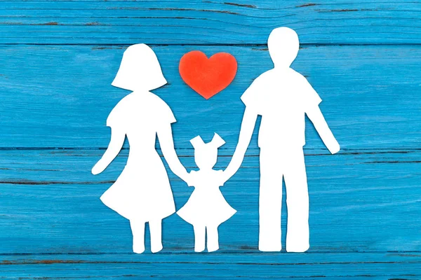 Papíru siluetu rodiny s červeným srdcem — Stock fotografie