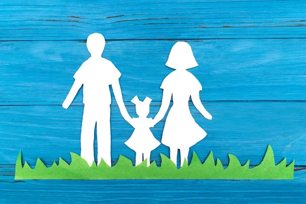 Papiersilhouette einer Familie im grünen Gras — Stockfoto