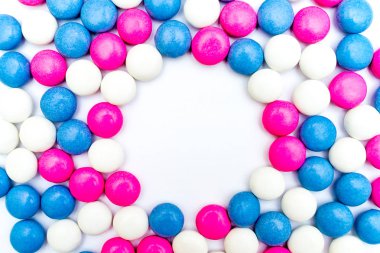 Ahşap arka plan üzerinde renkli Çikolata kaplamalı şeker